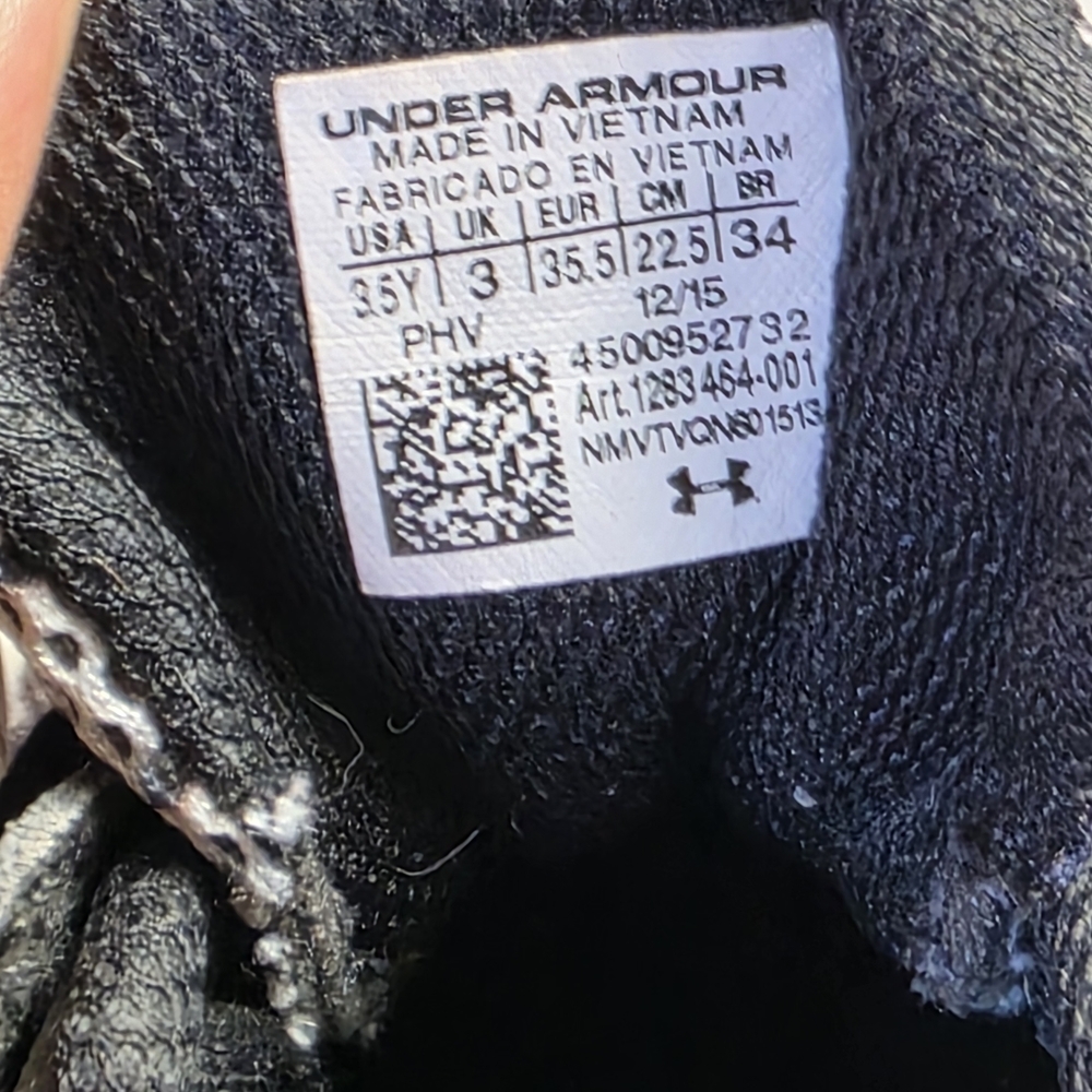 Under Armour kids' athletic sneakers in black and white.
Size 3.5Y - Picture 3 of 8
